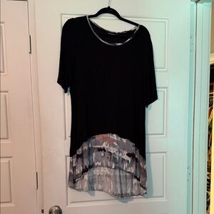 Black Short-Sleeve High-Low Tunic Top with Gray Print Hem
